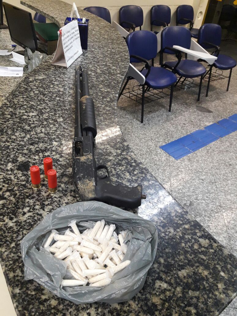 Arma e drogas enterradas em mata são apreendidas em Cabo Frio