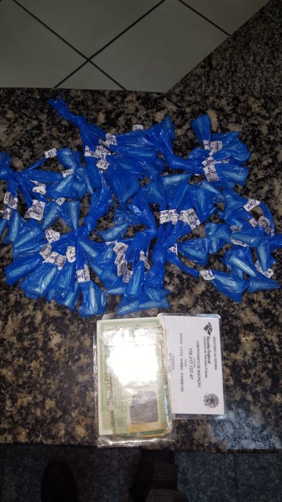 Drogas foram encontradas próximas a uma escola do bairro Jacaré