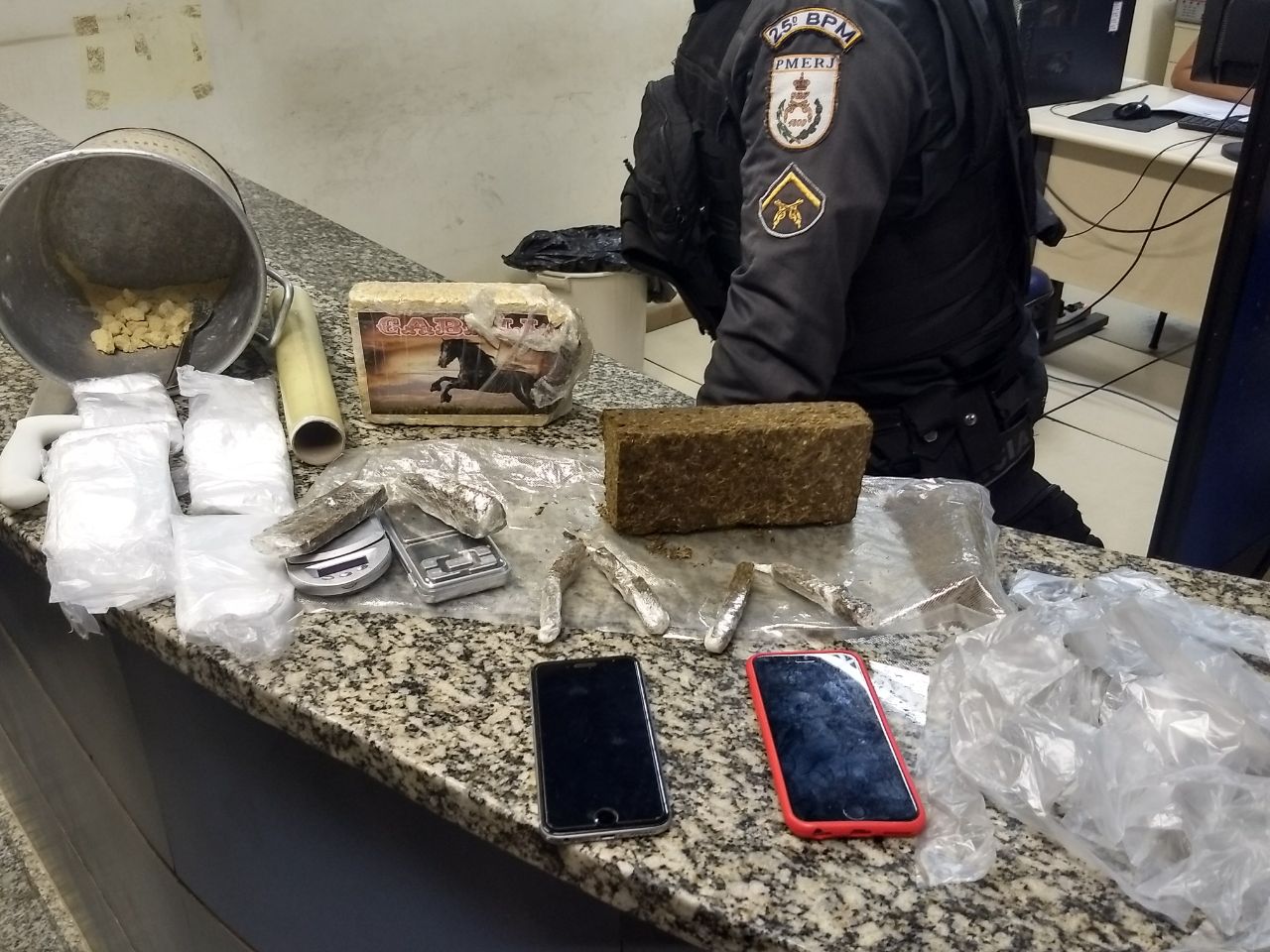 Homem é preso com mais de 2 Kg de drogas em Búzios