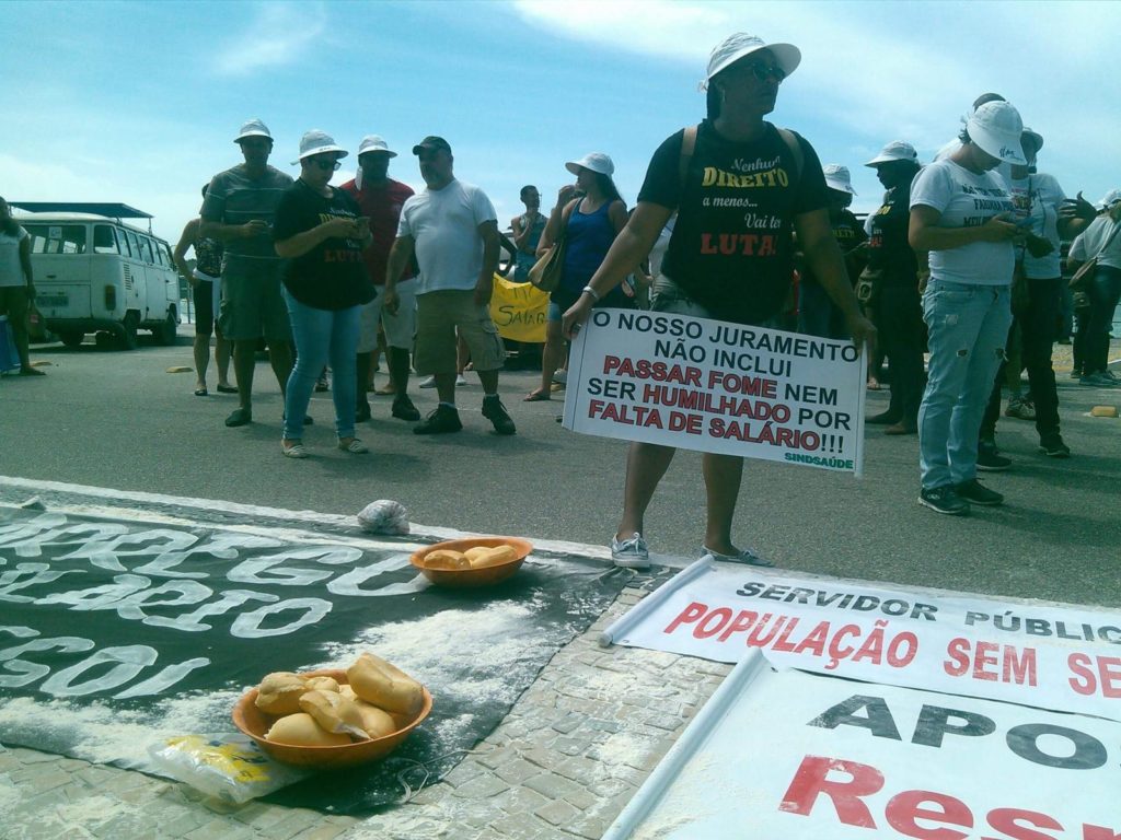Servidores realizam 'Ceia da Miséria' e 'celebram' terceiro ano consecutivo sem 13º em Cabo Frio 