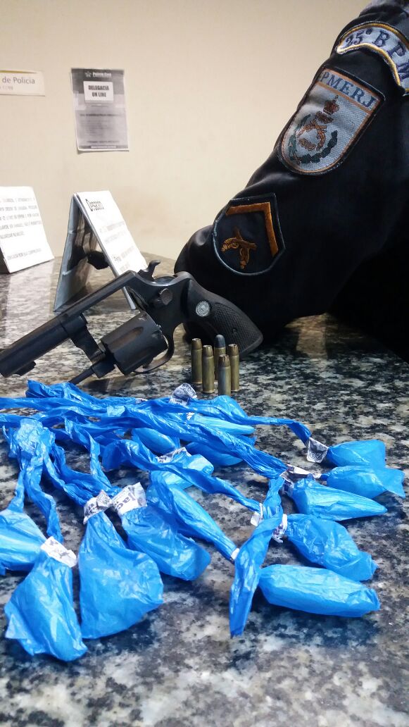 Homem é preso com arma e pinos de cocaína em Cabo Frio