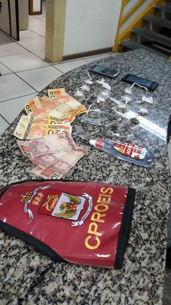 Homens são presos por suspeita de tráfico de drogas na Rua das Pedras, em Búzios