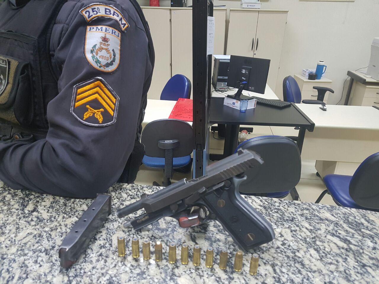 Homem é preso com arma de calibre restrito em Araruama