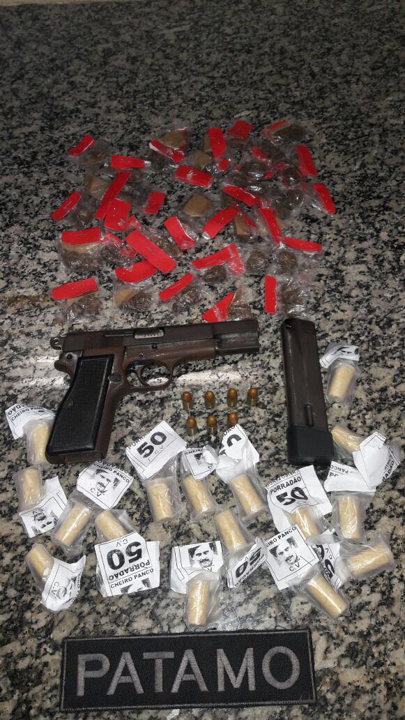 Jovem é preso com arma e drogas em São Pedro da Aldeia