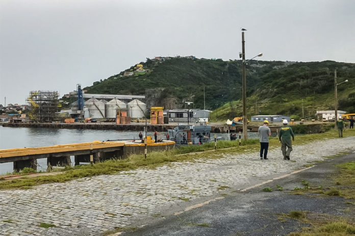 Ibama multa e embarga atividades do Porto do Forno em Arraial do Cabo