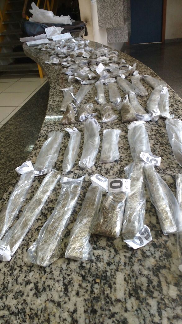 Suspeito tentou fugir ao ver a presença de policiais.