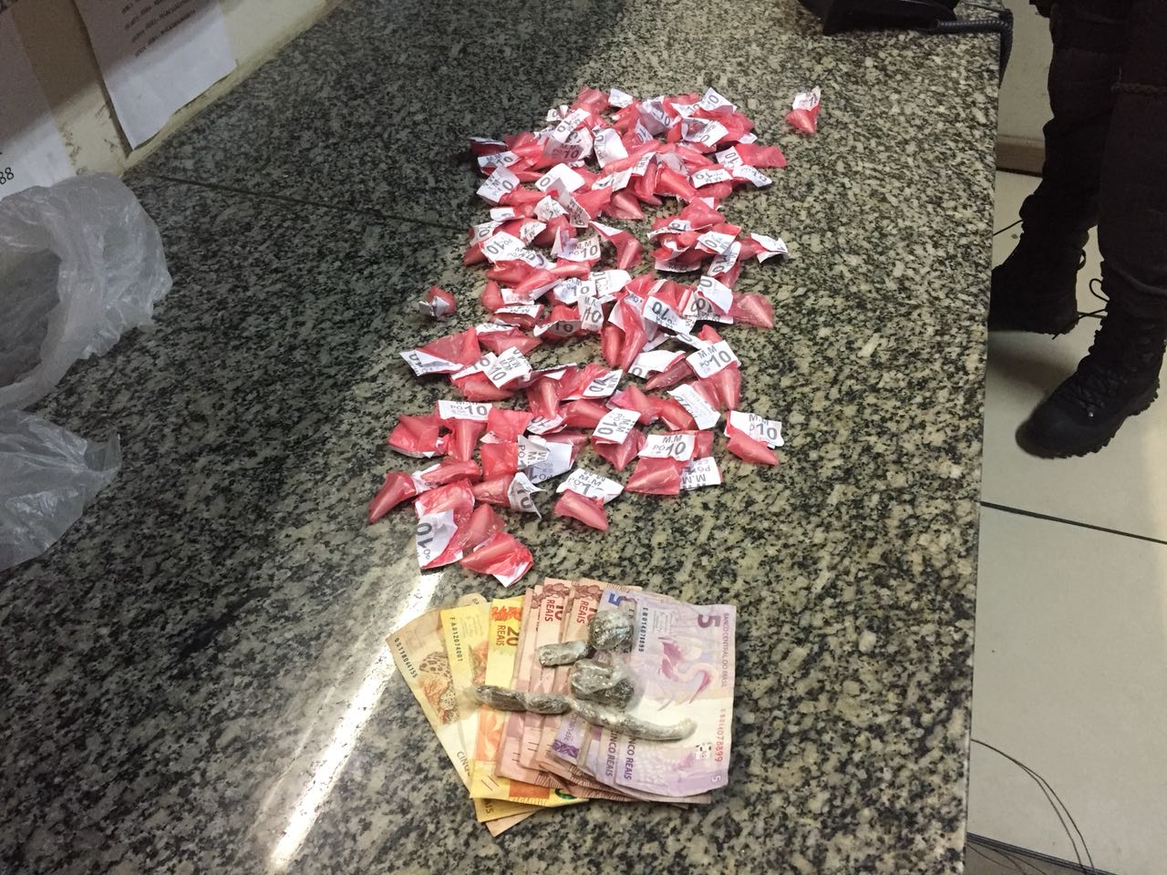 Jovem é preso com mais de 100 cápsulas de cocaína em São Pedro