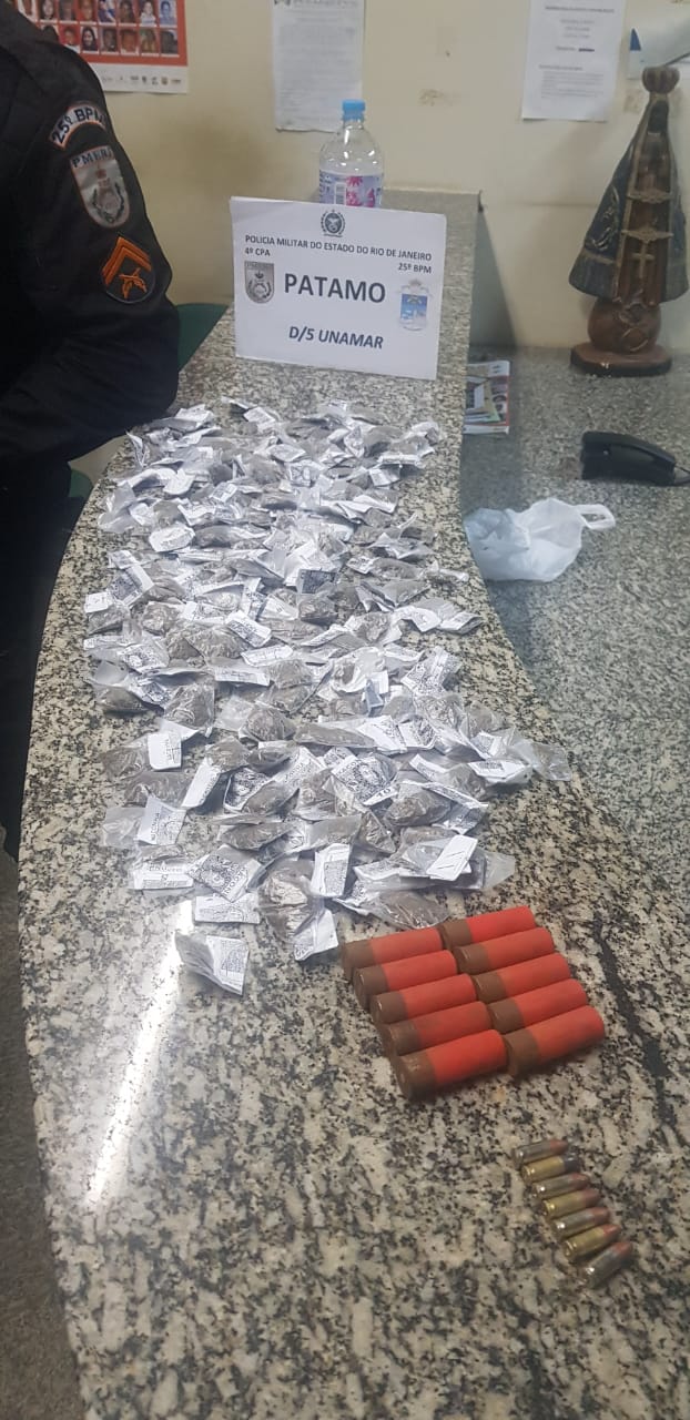 Homem é preso ao descartar mochila com drogas e tentar fugir da PM