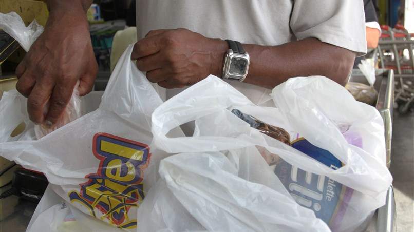 Sacolas terão que ter 51% de material de fontes renováveis.