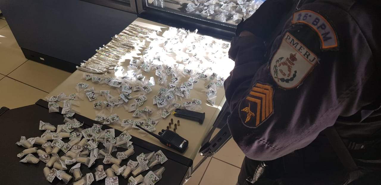 Cento e oitenta pinos da drogas foram apreendidos durante a ação. Foto: PM/Divulgação