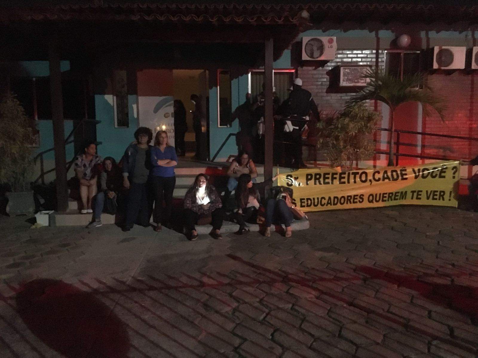 Profissionais afirmam que vão ficar acampados no local