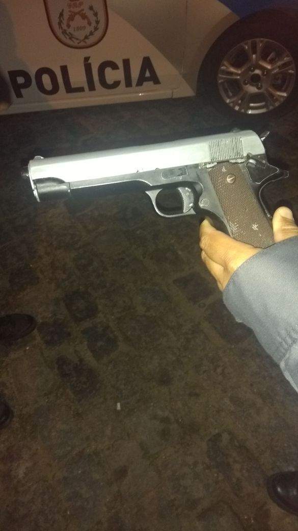 Um homem foi preso e dois adolescentes foram apreendidos na ação. Foto: PM/Divulgação