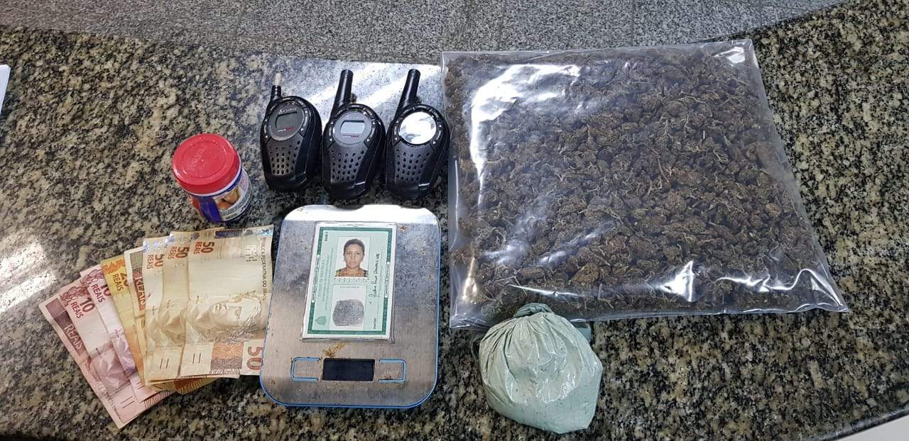 Foram apreendidas maconha, cocaína e rádios transmissores. Foto: PM/Divulgação