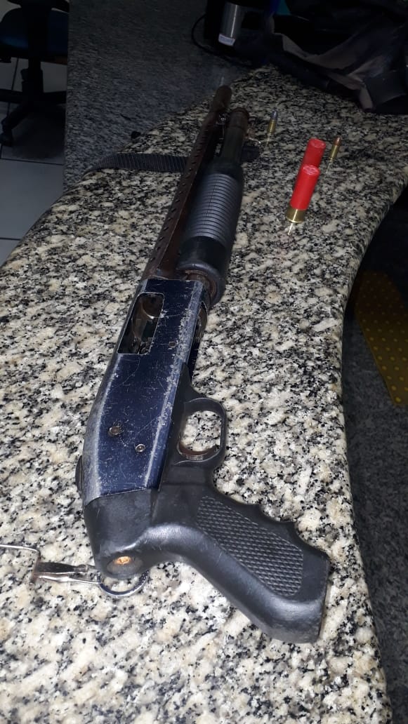 Material apreendido na casa onde criminosos estavam. Foto: Divulgação/ Polícia Militar