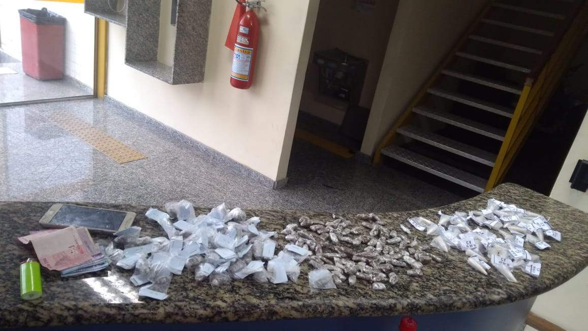 Na ação foram apreendidas 40 cápsulas de cocaína e 146 buchas de maconha. Foto: PM/Divulgação