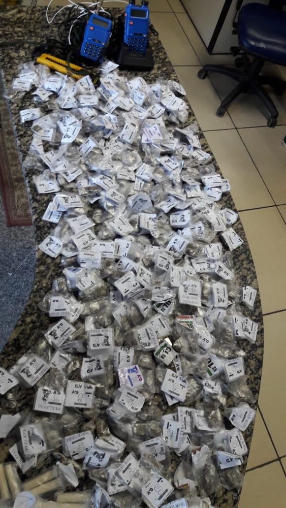 Na ação foram apreendidas 372 cápsulas de cocaína e 277 trouxinhas. Foto: PM/Divulgação