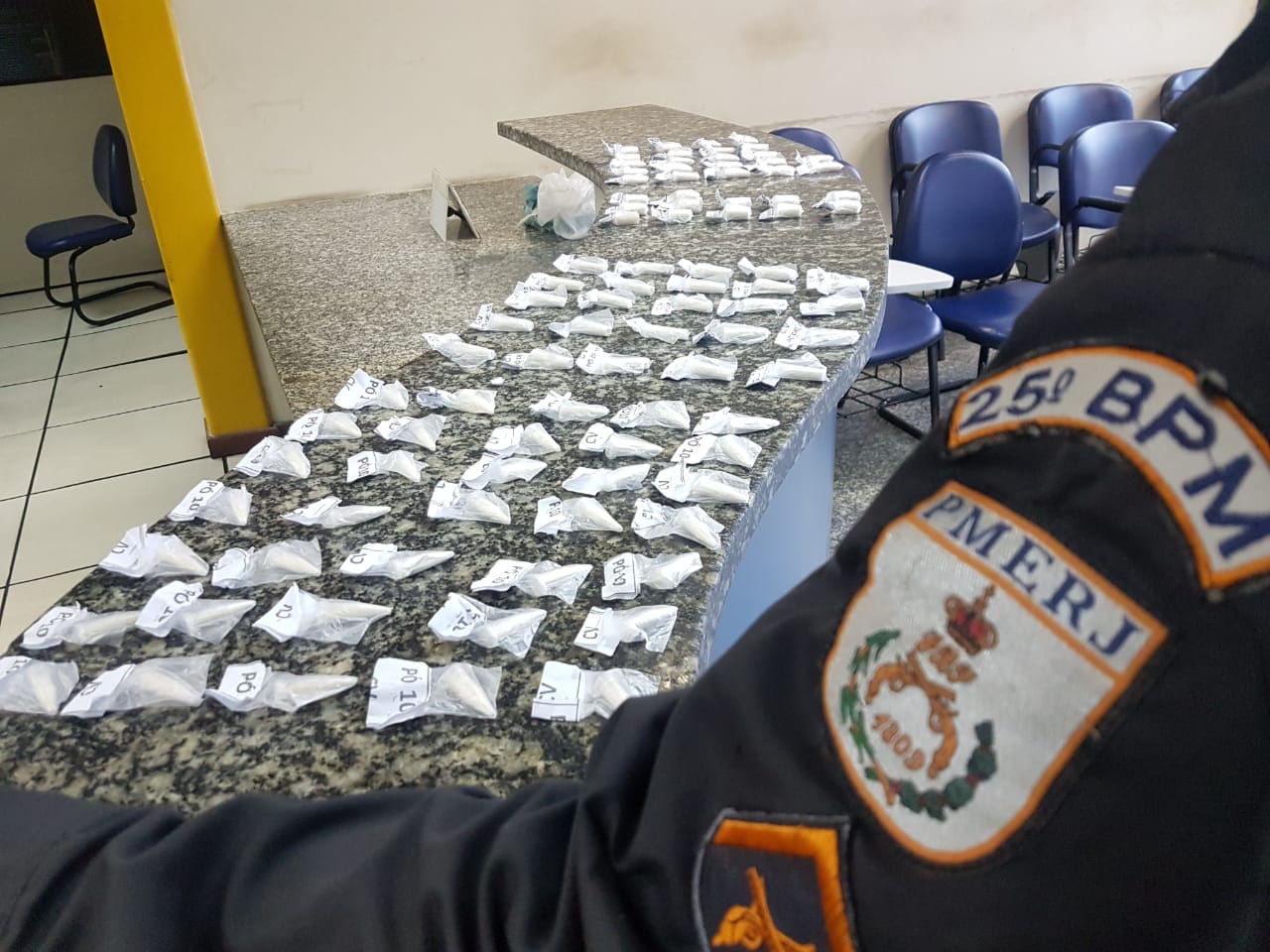 Foram apreendidos 115 pinos de cocaína. Foto: PM/Divulgação