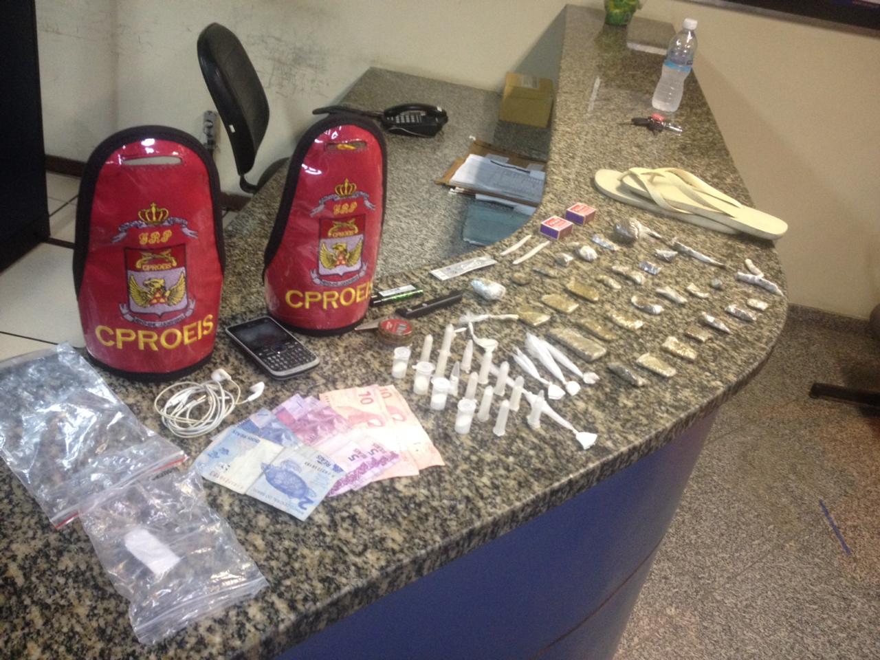 Material foi encontrado dentro de uma mochila e o suspeito conseguiu fugir. Foto: PM/Divulgação
