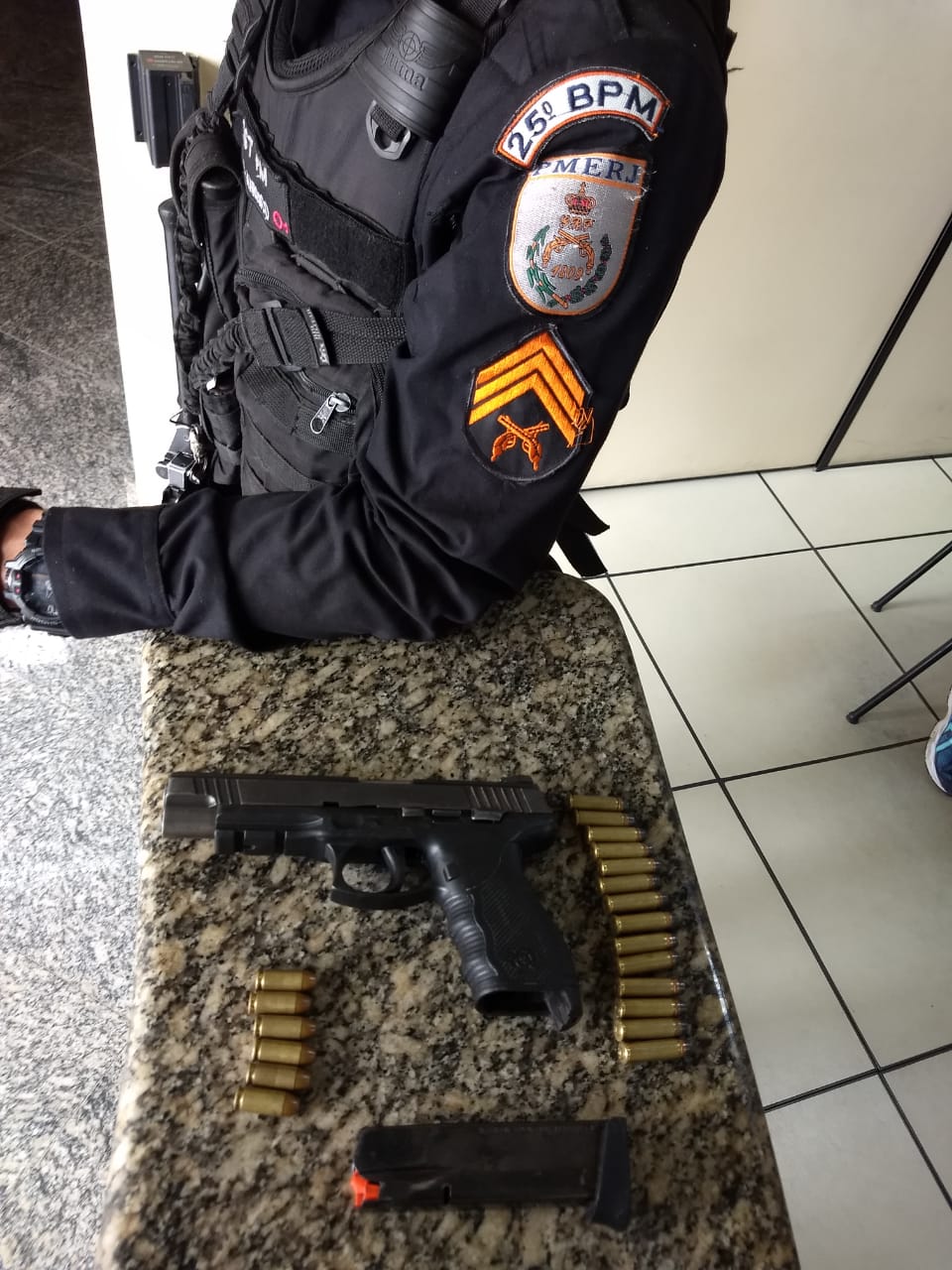 Polícia foi até o Morro da Cabloca e equipe recebeu disparos de criminosos. Foto: PM/Divulgação