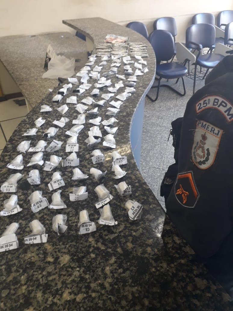 Foram encontrados com o menor 82 pinos de cocaína e 11 buchas de maconha. Foto: PM/Divulgação