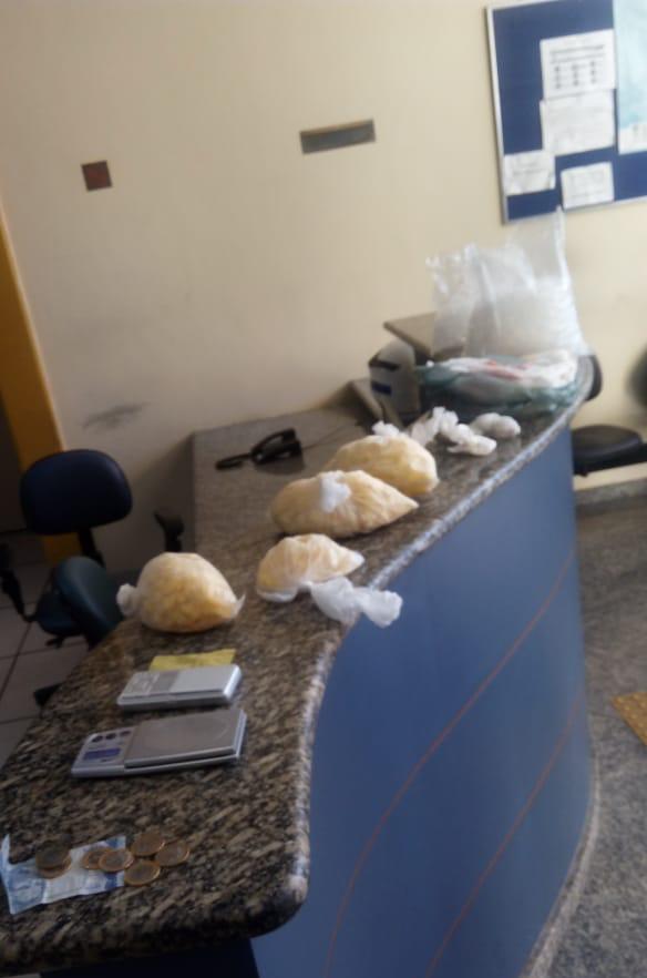 Três pessoas que estariam preparando o material para venda foram levadas para a DP. Foto: PM/Divulgação