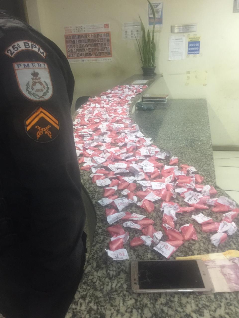 Segundo a PM, o jovem teria confessado participar do tráfico local. Foto: PM/Divulgação