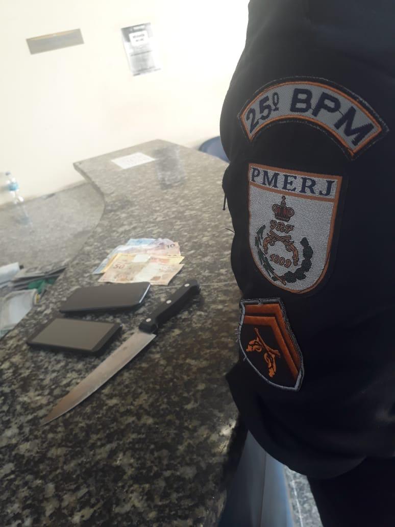 Um taxista acionou a polícia logo após ter sido assaltado por um homem no Jacaré, em Cabo Frio, nesse domingo (02)