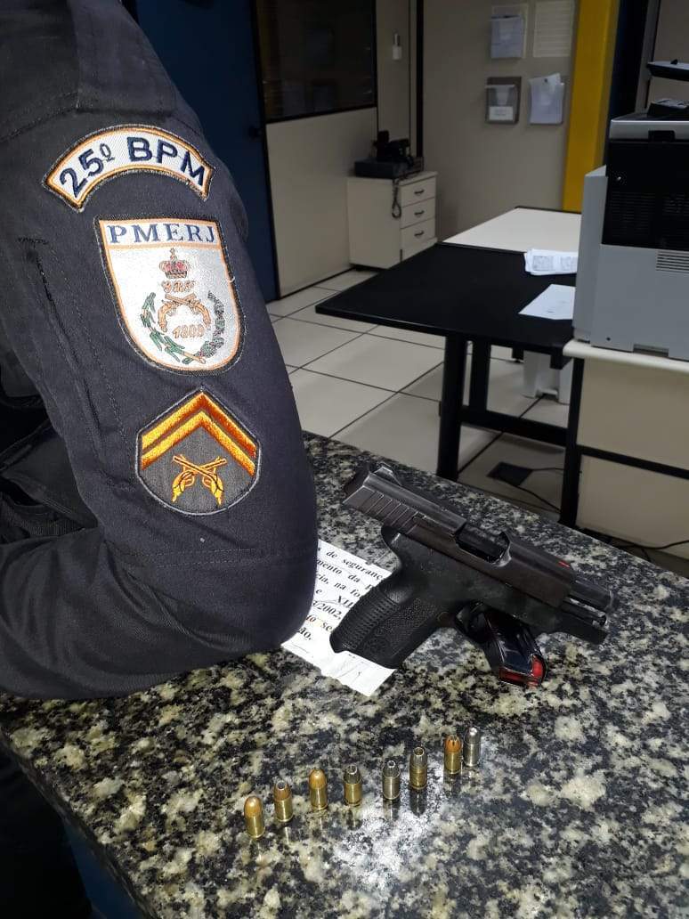 A polícia recebeu denúncias de que suspeitos estariam efetuando disparos em Botafogo, Cabo Frio, nesse domingo (23).
