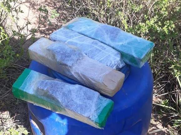 Cinco quilos de maconha foram encontrados enterrados em um local de mata, nessa quinta-feira (20) no Morro da Coca Cola, em Arraial do Cabo.