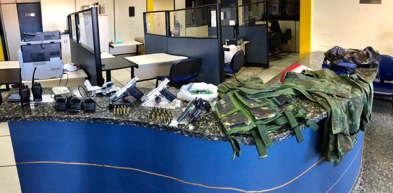 A Polícia Militar prendeu 5 pessoas armadas no Jardim Esperança, em Cabo Frio, nesta segunda-feira (17).