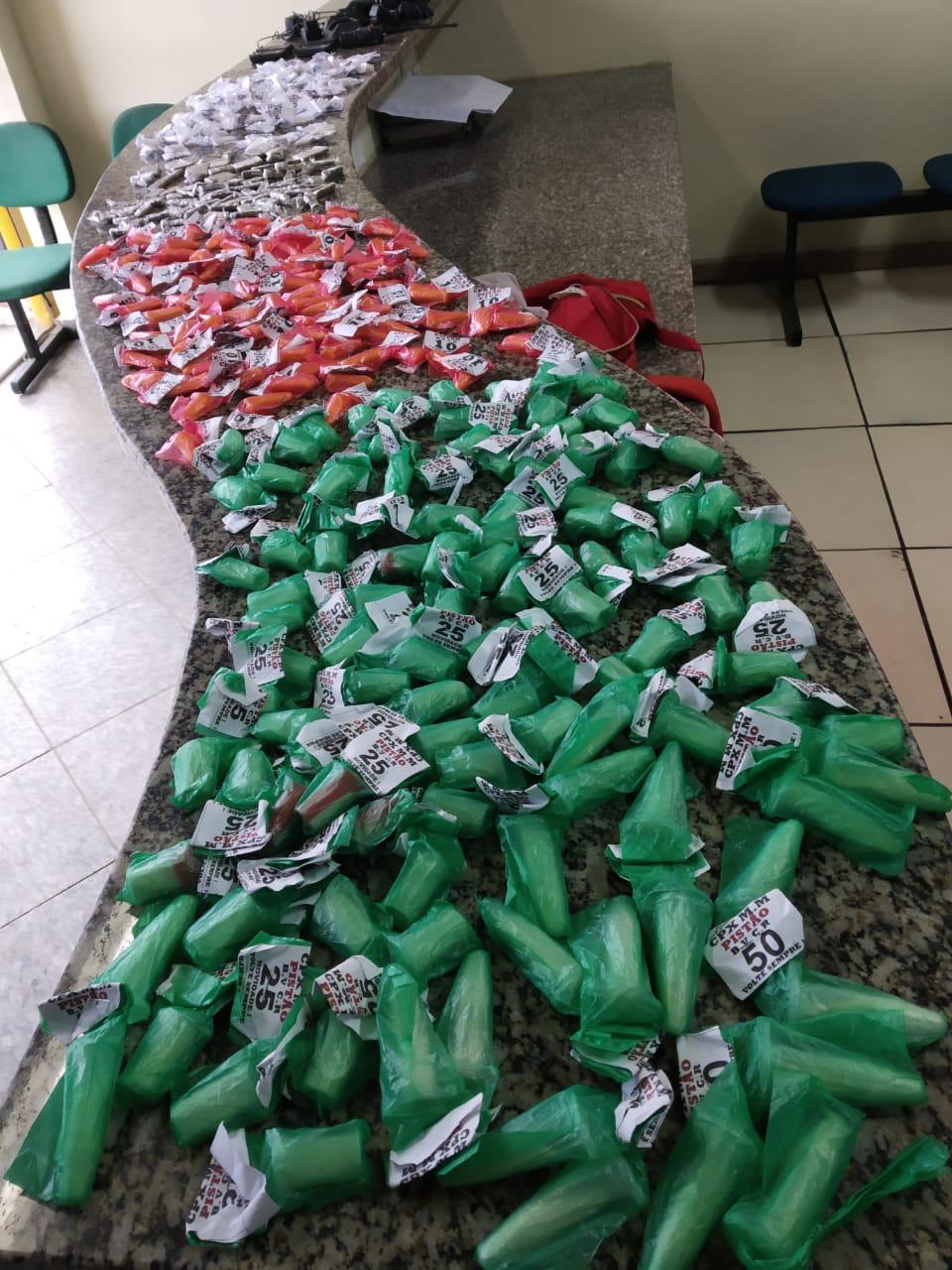 polícia apreendeu um jovem que estava fornecendo drogas no Morro dos Milagres, em São Pedro da Aldeia