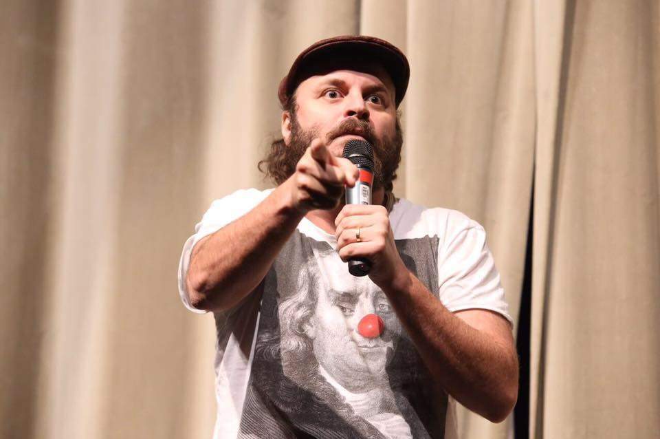 Nesta terça-feira (11), o humorista Paulinho Serra fará uma apresentação gratuita de stand-up comedy, às 19h, na Praça de Alimentação do shopping Park Lagos.