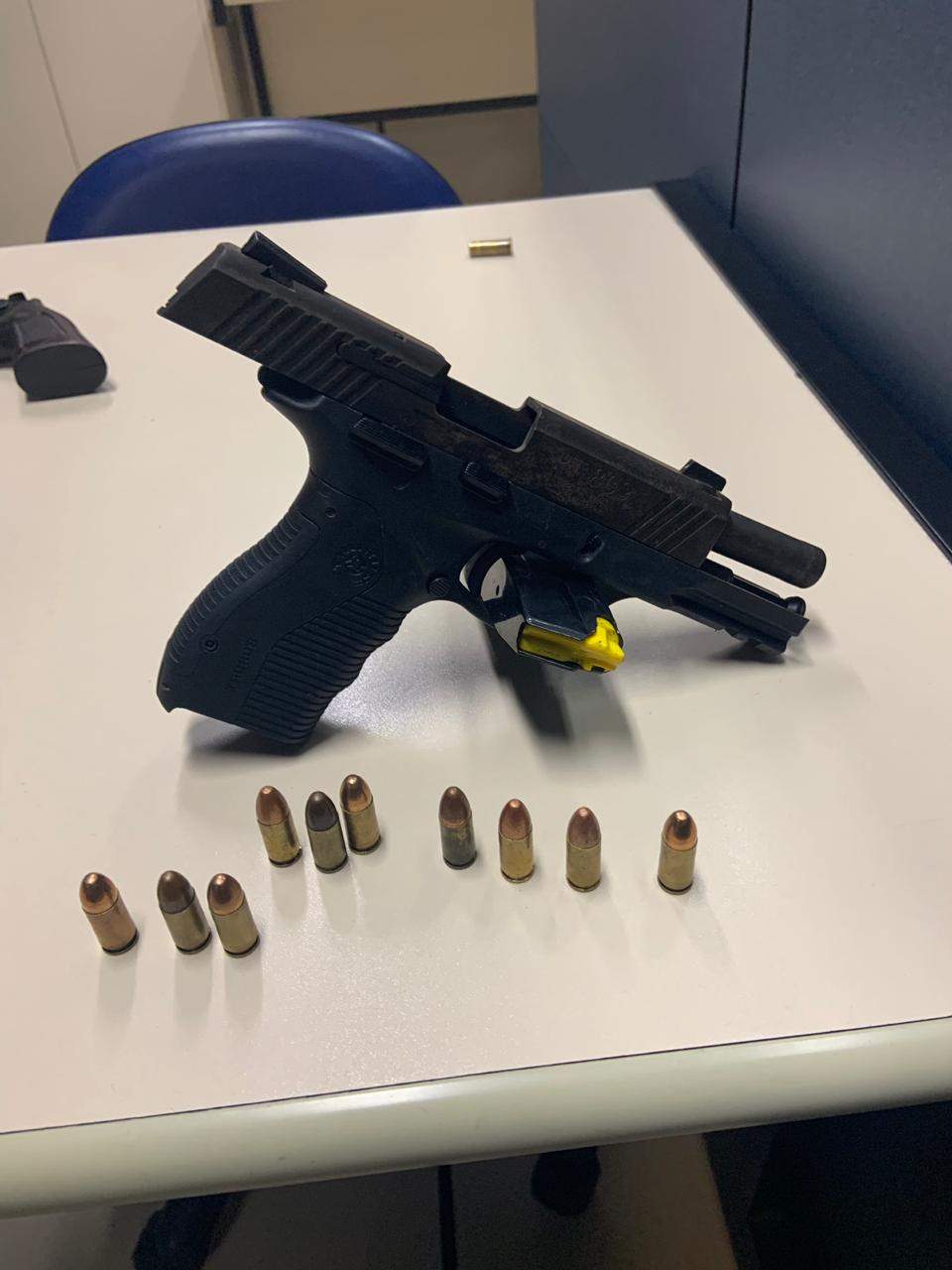 Três bandidos morreram e dois foram presos após trocarem tiros com a polícia na comunidade Boca do Mato, em Cabo Frio nessa quarta-feira (26).