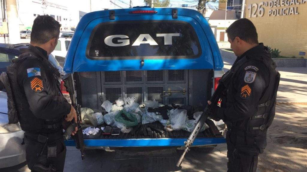 Dois homens foram presos após troca de tiros com a polícia nesse domingo (16) no bairro Monte Alegre, em Cabo Frio.