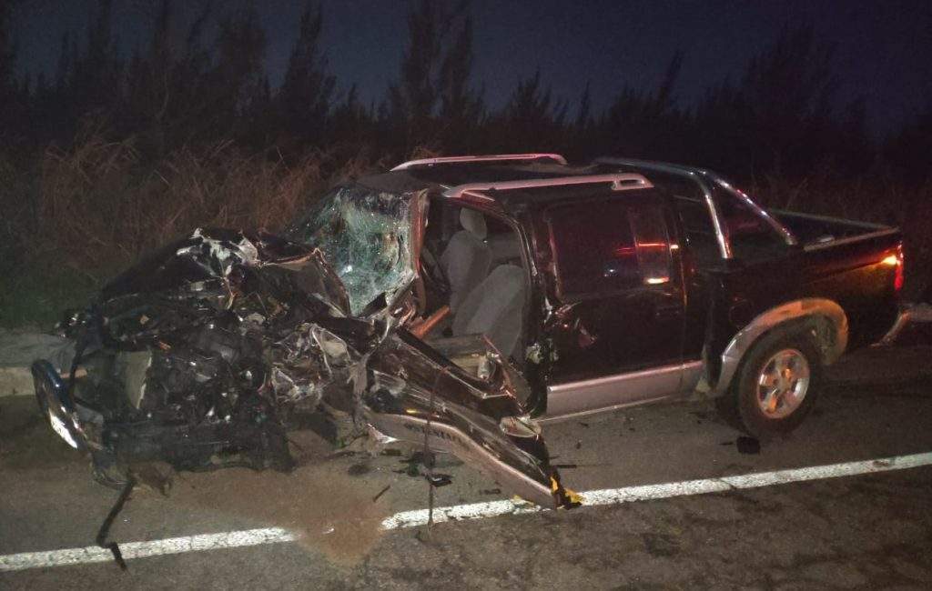 Um homem morreu e quatro pessoas ficaram feridas em um acidente envolvendo dois carros na RJ-140, no bairro Vila Industrial, em Arraial do Cabo, por volta das 19h40 desse domingo (16).