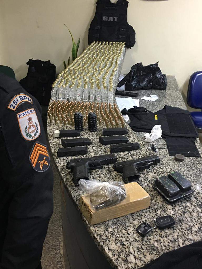 Dois homens morreram após intensa troca de tiros com a polícia nessa segunda-feira (24) no Porto do Carro, em São Pedro da Aldeia.