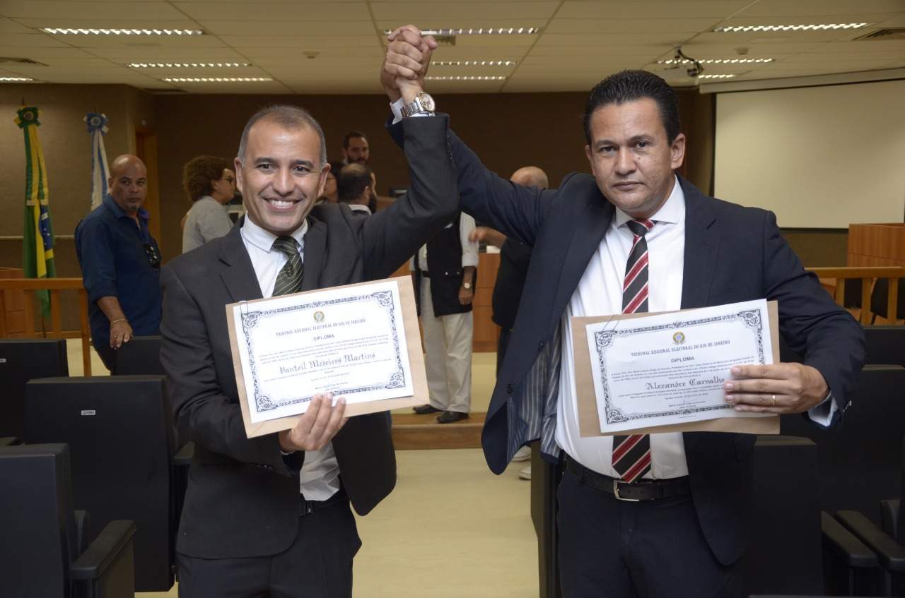 A Cerimônia de diplomação do prefeito eleito de Iguaba Grande, Vantoil Martins (PPS) e o vice Alexandre Carvalho (PSB) aconteceu nesta segunda-feira (27) no Fórum de Iguaba Grande.