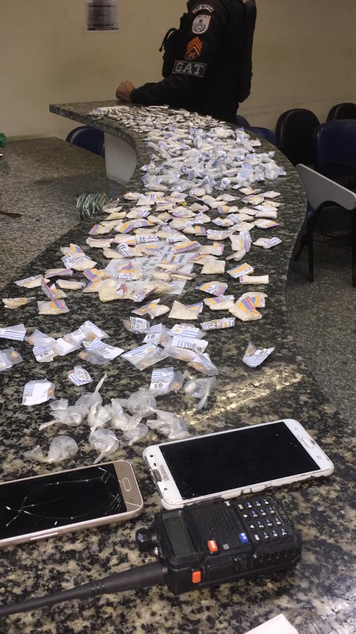 Três homens foram presos com diversas drogas no bairro Estradinha, em Cabo Frio, nesta sexta-feira (31).