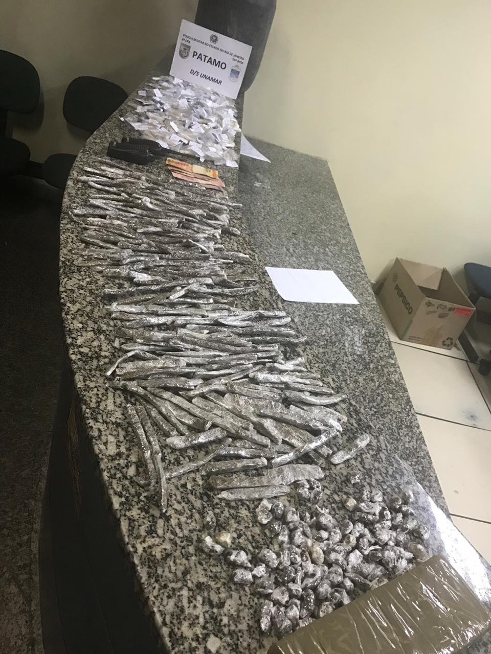polícia prendeu dois traficantes após informações que os criminosos estariam escondendo drogas na mata, no final da rua 12 em Aquarius, Cabo Frio
