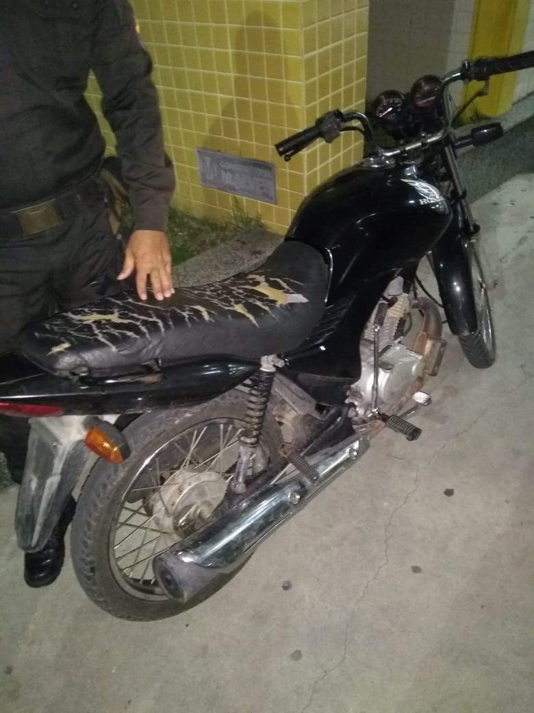 Um homem foi flagrado nessa terça-feira (11) com uma moto roubada em Cabo Frio