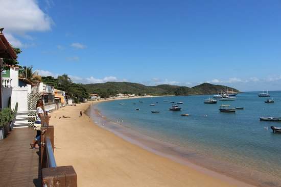 úzios e é uma cidade conhecida pelas belezas naturais e águas cristalinas, por isso é tão importante o alerta sobre a importância de preservar o meio ambiente.