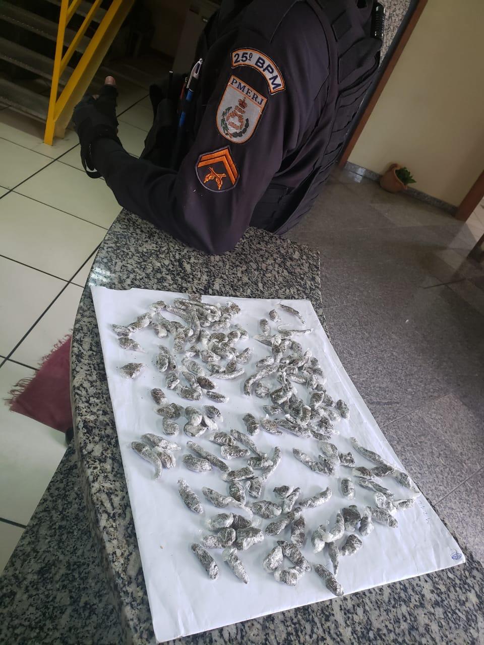 polícia apreendeu um jovem por tráfico na Praia Linda, em São Pedro da Aldeia