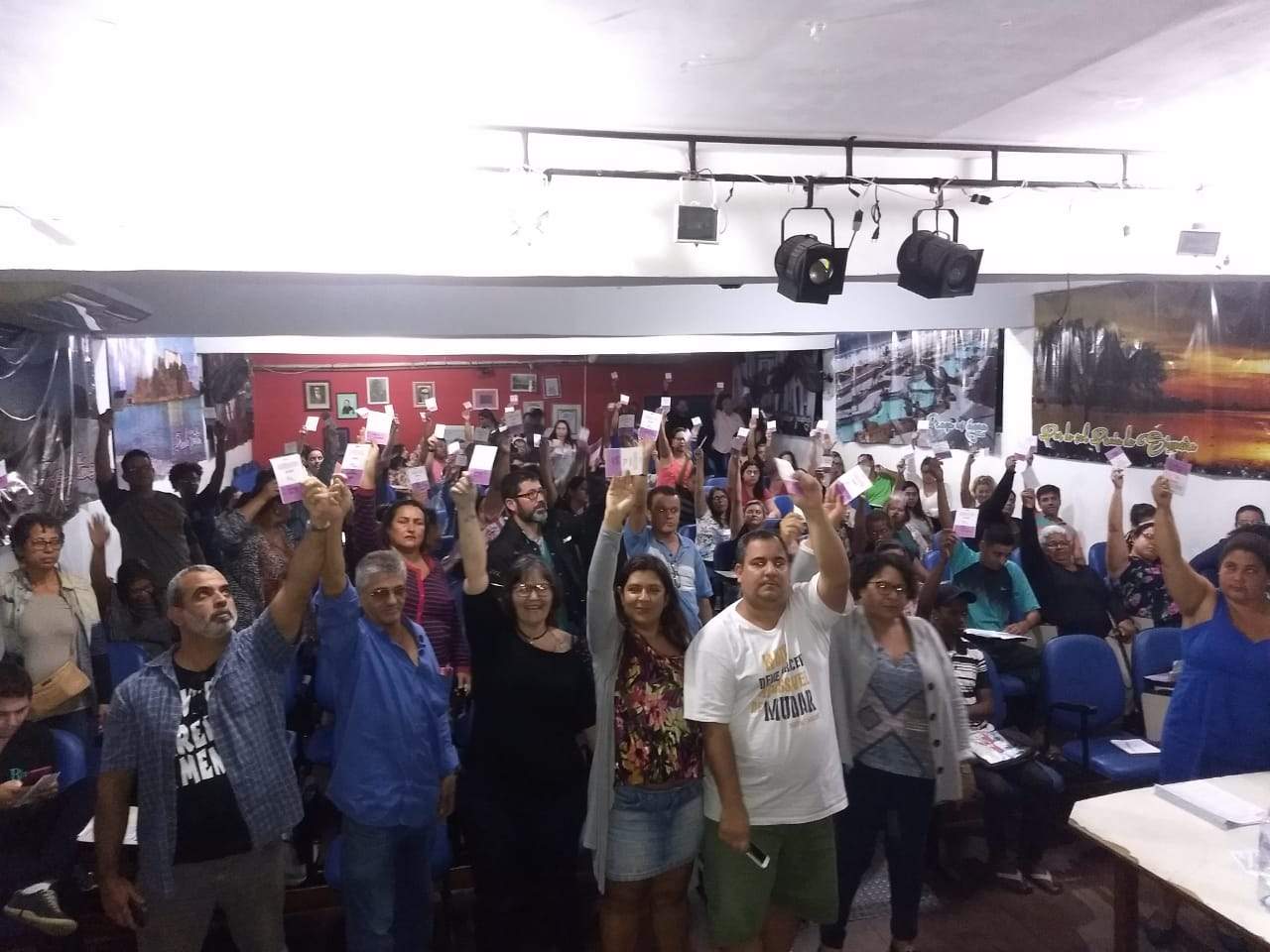 Os profissionais da educação suspenderão a greve nesta segunda-feira (17). A decisão foi aprovada durante assembleia da categoria, no Edilson Duarte.