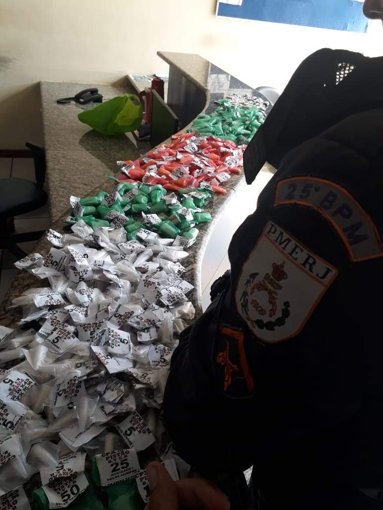 Quatro suspeitos foram presos após tentarem fugir, com drogas, da polícia no Morro dos Milagres, nessa quinta-feira (06) em São Pedro da Aldeia.