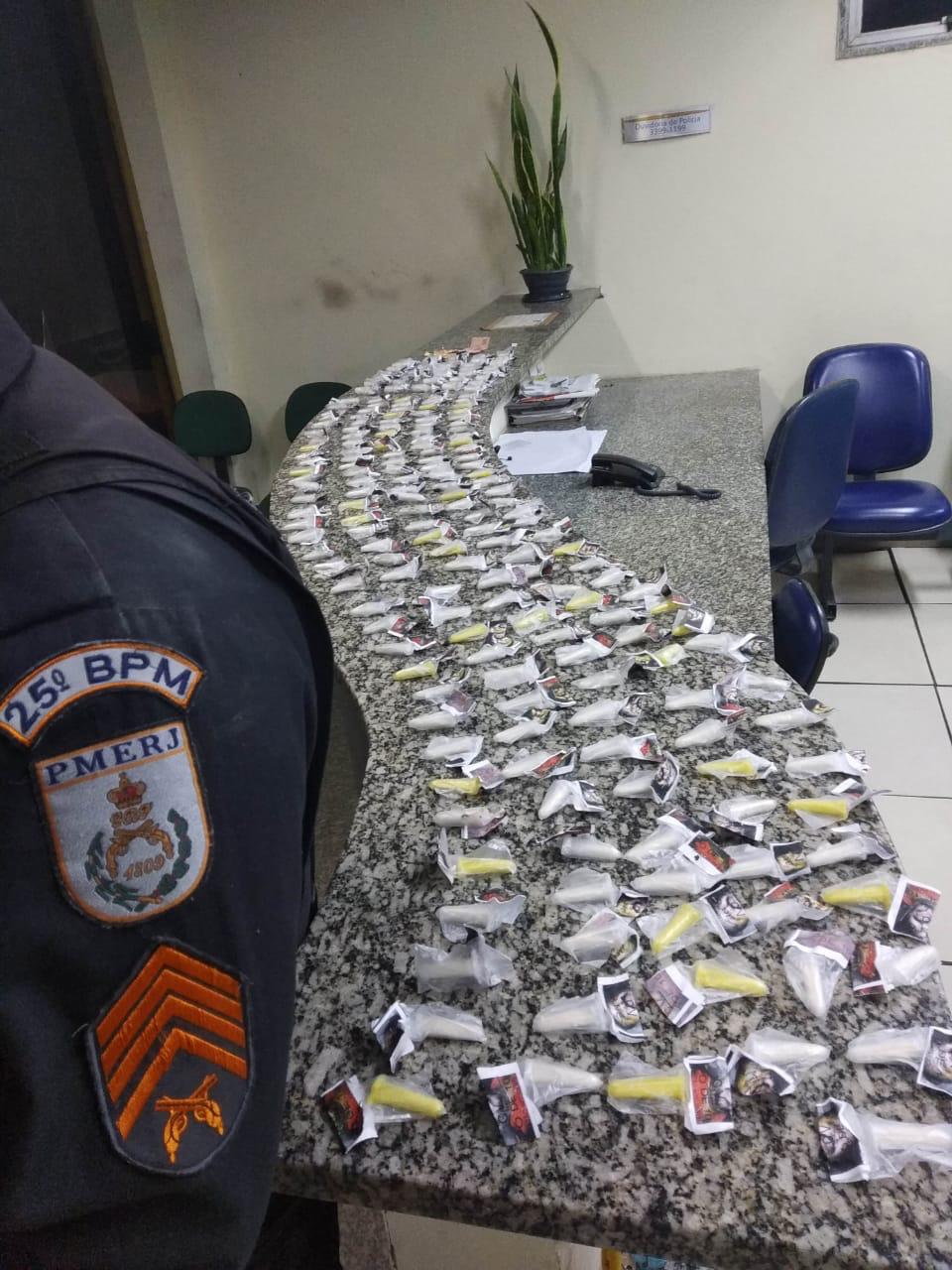 Dois homens foram presos e um menor foi apreendido por tráfico de drogas e associação para o tráfico, no Balneário nessa segunda-feira (08), em São Pedro da Aldeia