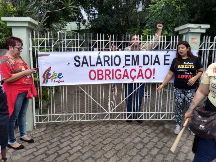 Os profissionais da Educação da rede municipal de Cabo Frio aprovaram, por unanimidade, na noite dessa segunda-feira (08) em assembleia no Edilson Duarte