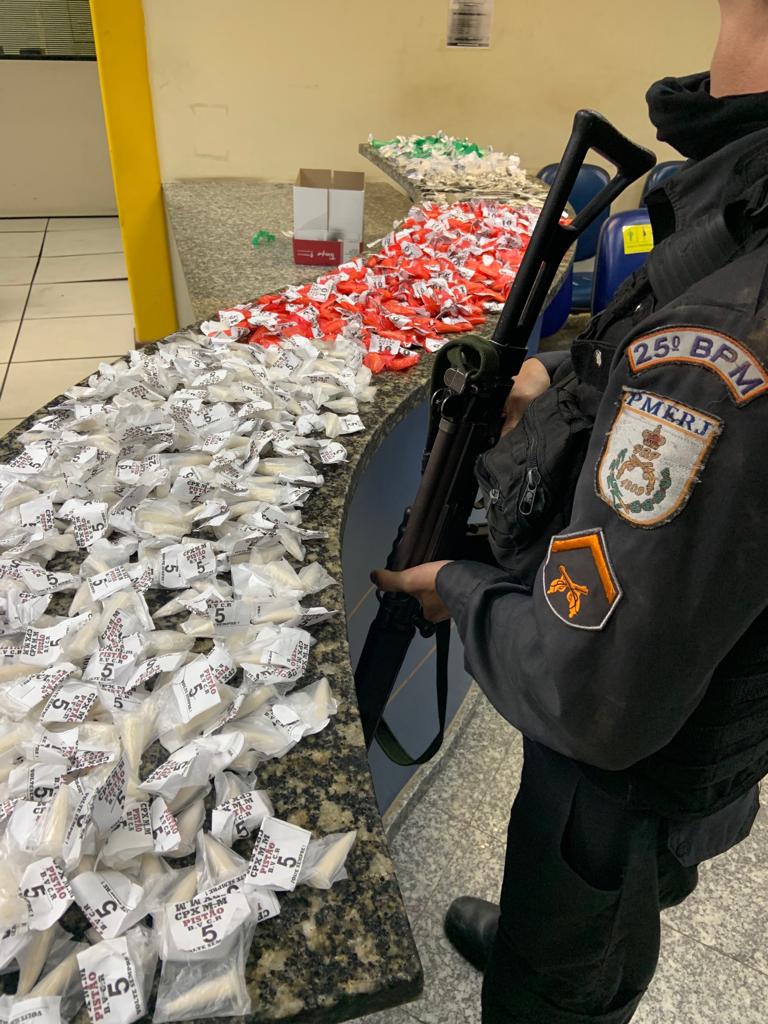 Um homem apontado como gerente do tráfico de drogas no Morro dos Milagres, em São Pedro da Aldeia