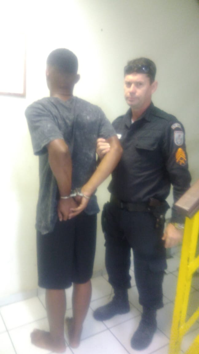 Homem foi preso após troca de tiros nas proximidades do Mercado do Peixe