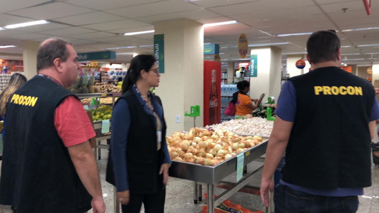 O Procon/Cabo Frio esteve nesta quarta-feira (10) em Tamoios para verificar o cumprimento da lei da sacola plástica nos supermercados.