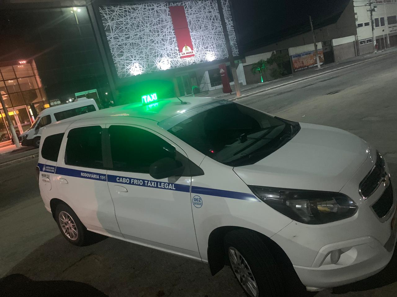 Um taxista teve seu carro roubado após pegar um passageiro na rodoviária de Cabo Frio na madrugada desta terça-feira (16).